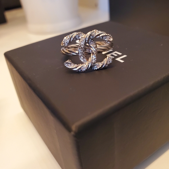 SOLD ✈️ Authentic Chanel Twist CC Logo Ring - Picture 6 of 9